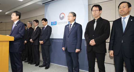 23일 오후 정부세종청사 문화체육관광부에서 송수근 장관 직무대행 1차관(왼쪽) 등 간부들이 대국민 사과를 하고 있다. (사진=저작권자(c) 연합뉴스, 무단 전재-재배포 금지) 