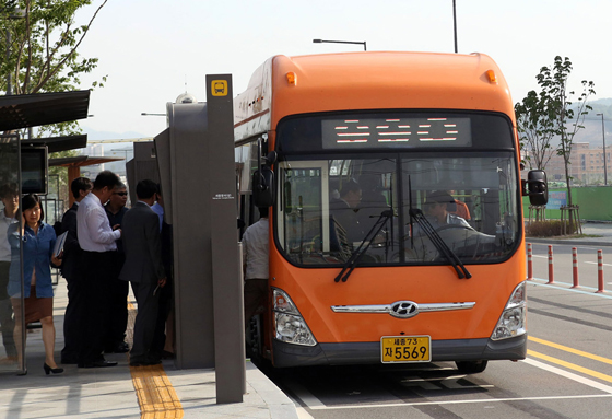 대전시 유성구 반석동∼정부세종청사∼KTX 충북 오송역 구간 BRT 차량의 모습.<저작권자(c) 연합뉴스, 무단 전재-재배포 금지>