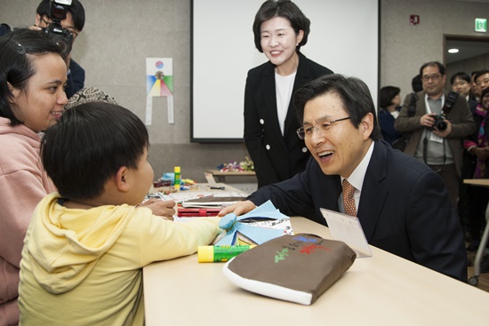 다문화 가정 아이와 이야기를 하고 있는 황교안 대통령권한대행의 모습.