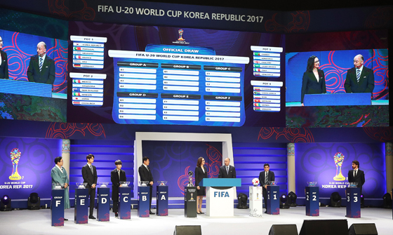 지난 15일 오후 경기도 수원시 장안구 SK아트리움에서 열린 ‘FIFA U-20 월드컵 코리아 2017 조 추첨식’에서 참석자들이 조 추첨을 하고 있다. (사진=저작권자(c) 연합뉴스, 무단 전재-재배포 금지) 