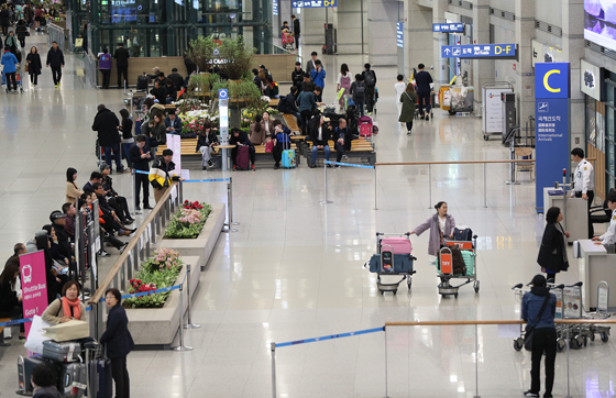 중국 정부가 한국으로의 단체관광을 전면 금지한 15일 오전 인천공항 입국장이 평소보다 한산한 모습을 보이고 있다. (사진=저작권자(c) 연합뉴스, 무단 전재-재배포 금지) 