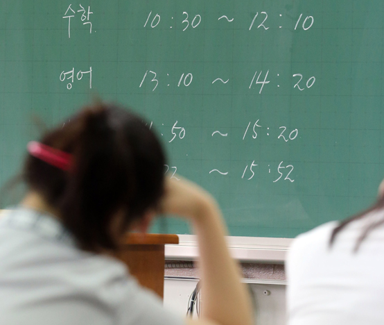 한국경제연구원이 13일 발표한 제4차 산업혁명이 요구하는 한국인의 역량과 교육 개혁 보고서에 따르면 OECD 국가중 우리나라 학생들은 과학과 수학 성적은 높은데 반해 흥미도에서는 평균이하 수준인것으로 나타났다.<저작권자(c) 연합뉴스, 무단 전재-재배포 금지>