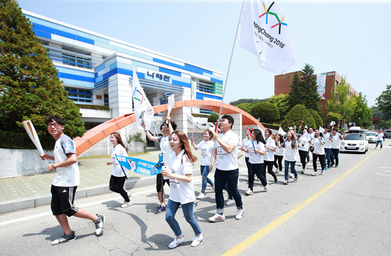 11일 강원대에서 진행된  ‘캠퍼스 미니 성화봉송’ 체험행사. (사진= 평창동계올림픽대회조직위원회)