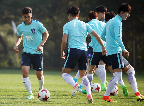 백승호 등 20세 이하(U-20) 축구대표팀 선수들이 1일 경기도 파주 NFC에서 2017 국제축구연맹(FIFA) U-20 월드컵을 앞두고 훈련하고 있다. .(사진=저작권자(c) 연합뉴스, 무단 전재-재배포 금지)