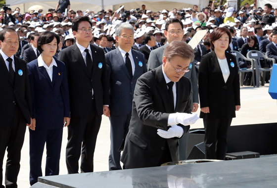 문재인 대통령이 18일 광주 국립 5·18 민주묘지에서 열린 제37주년 5·18 민주화운동 기념식에서 분향하고 있다. (사진=저작권자(c) 연합뉴스, 무단 전재-재배포 금지)