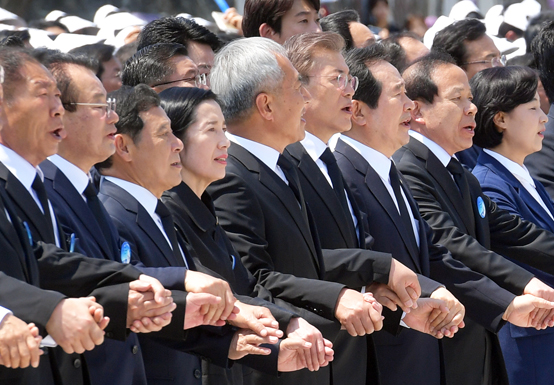 지난 5월 18일 37주년 5·18 민주화운동 기념식에서 문재인 대통령과 함께 님을 위한 행진곡을 제창하고 있다.