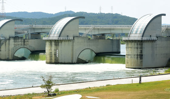  환경부(수질)와 국토부(수량)로 나뉜 물관리를 환경부로 일원화하도록 정부조직을 개편하겠다고 22일 밝혔다.(사진=저작권자(c) 연합뉴스, 무단 전재-재배포 금지)