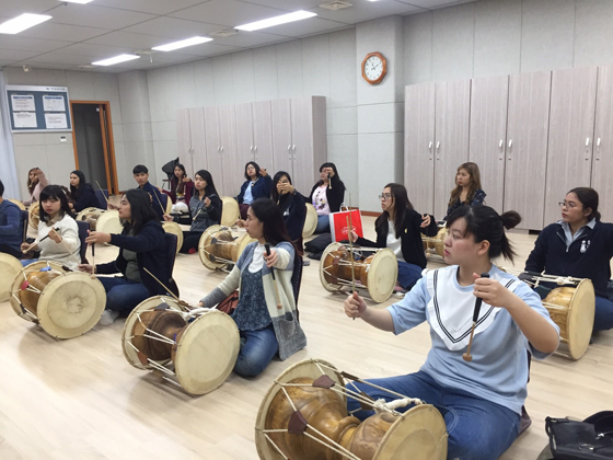 태국인 한국어 교원 학생들이 한국 문화체험을 하고 있다. 