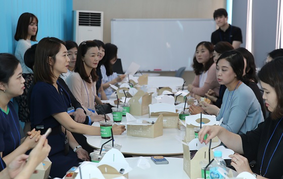 고민정 부대변인과 직장맘들이 자유롭게 의견을 나누고 있다. 