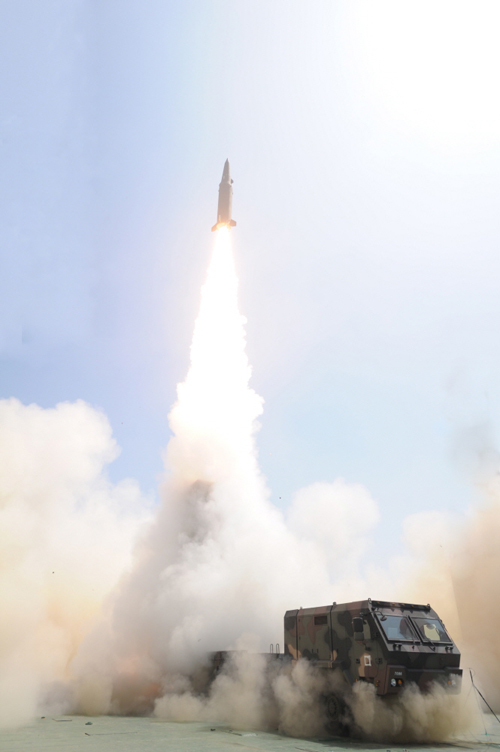 23일 충남 태안 국방과학연구소 종합시험장에서 탄도미사일인 현무2 미사일이 차량형 이동식발사대에서 발사되고 있다.   