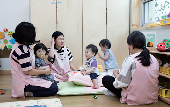 서울 구로구청 앞마당에 있는 사랑채움 어린이집은 근로복지공단과 서울시, 구로구가 뜻을 모아 지은 중소기업 공동직장어린이집이다. 사랑채움 어린이집은 구로구 내 중소기업에 근무하는 직장인 자녀에게 입소 우선권을 준다.(사진=C영상미디어)