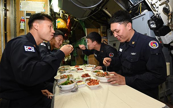 209급 잠수함 이천함 승조원들이 함내식당에서 영양 컨설팅에 맞춘 식단으로 점심을 먹고 있다. 