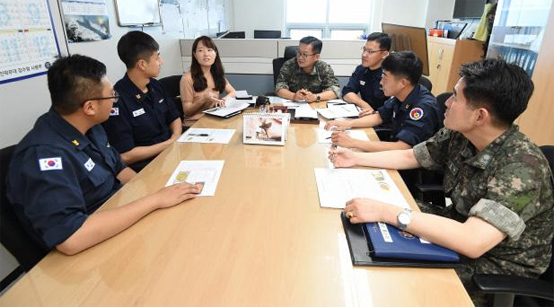 해군잠수함사령부 문점식(가운데) 군수참모를 비롯한 관계관들이 영양 컨설팅 평가회의를 하고 있다. 