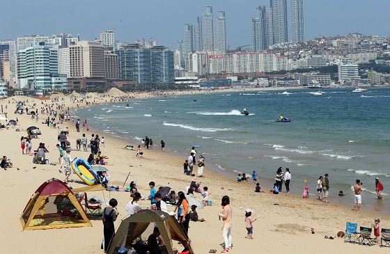 부산 해운대해수욕장에서 나들이객들이 더위를 식히고 있다.(사진=저작권자 (c) 연합뉴스. 무단전재-재배포금지)