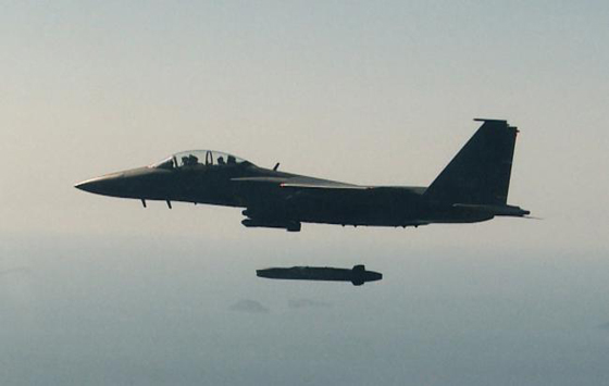 F-15K 전투기가 타우러스 미사일을 발사하고 있는 모습. (사진제공=공군)