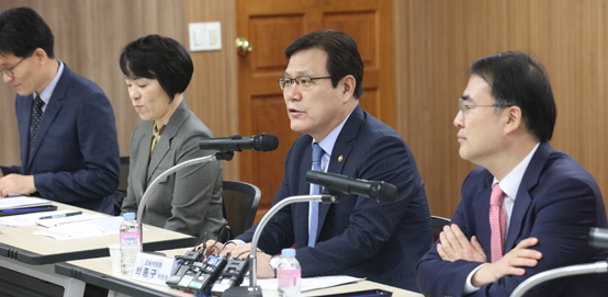 최종구 금융위원장이 25일 종로구 손해보험협회에서 금융소비자 간담회를 열고 소비자 중심 금융개혁 추진과제를 발표했다. <저작권자(c) 연합뉴스, 무단 전재-재배포 금지> 