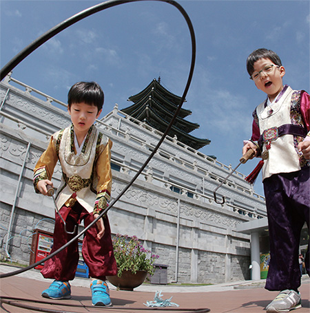 서울 종로구 국립민속박물관을 찾은 어린이들이 민속놀이인 굴렁쇠를 굴리며 즐거운 시간을 보내고 있다.(사진=저작권자 (c) 연합뉴스. 무단전재-재배포금지)