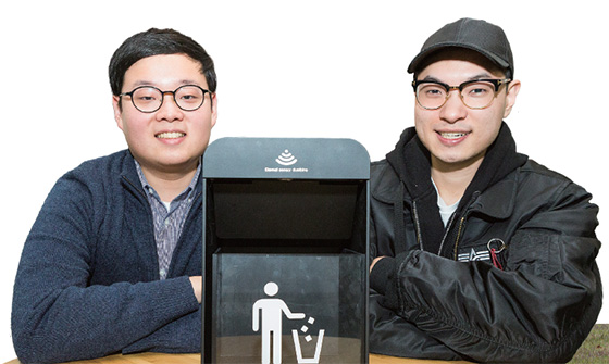 IoT 센서 자동개폐 쓰레기통 개발한 대학생 김준형·신재원.(사진=C영상미디어)