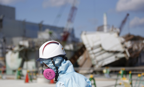2011년 3월 동일본대지진 당시 폭발사고가 난 후쿠시마원전 운영사인 도쿄전력 원전 2기의 재가동이 사실상 승인됐다고 현지 언론이 13일(현지시간) 전했다. 해당 원전은 가시와자키카리와 원전 7, 8호기로, 후쿠시마원전 폭발사고 이후 정부의 탈원전 정책 및 재가동 요건 강화 조치에 따라 운전이 정지된 상태다. 도쿄전력이 후쿠시마원전 폭발 사고 이후 운전정지 상태인 원전의 재가동 승인을 받게 되는 것은 이번이 처음이다. 사진은 2016년 2월 10일 쓰나미로 무너진 후쿠시마 원전 앞에 서있는 도쿄전력 직원의 모습. <저작권자(c) 연합뉴스, 무단 전재-재배포 금지> 
