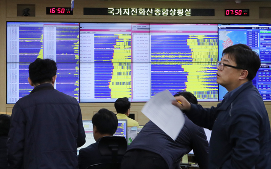 15일 오후 서울 동작구 기상청 국가지진화산종합상황실에서 기상청 직원들이 지진 데이터를 분석하고 있다. <저작권자(c) 연합뉴스, 무단 전재-재배포 금지> 