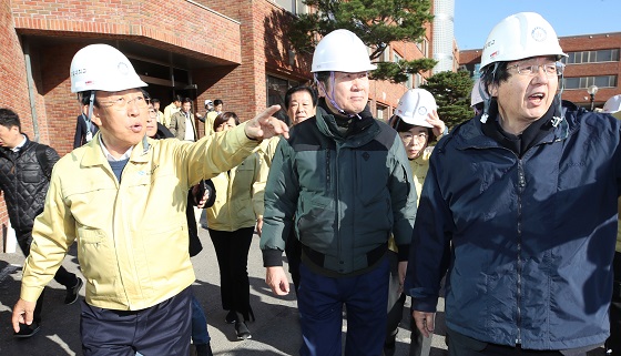 이낙연 국무총리가 16일 오후 지진피해지역인 포항시 흥해읍 한동대학교를 방문해 지진피해 현황을 점검하고 있다.(사진=저작권자(c) 연합뉴스, 무단 전재-재배포 금지)