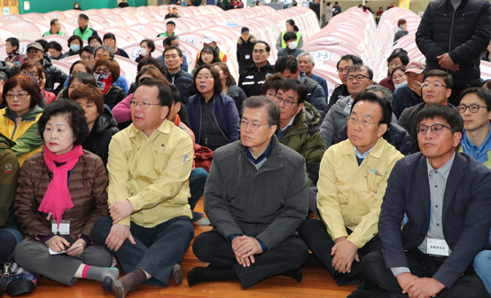 지난 24일 오전 문재인 대통령이 김부겸 행정안전부 장관(왼쪽)과 함께 지진 피해 이재민이 머물고 있는 경북 포항시 흥해실내체육관 대피소를 찾아 피해현황을 청취하고 있다. 