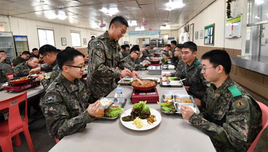 내년부터 질 좋은 급식 제공을 위해 기본급식비가 5% 인상되며 민간조리원도 62명 증원한다. 사진은 지난 3월 육군1군수지원사령부에서 장병들이 1식 9찬 급식개선 제도를 적용한 식사를 하는 모습. (제공=국방일보)