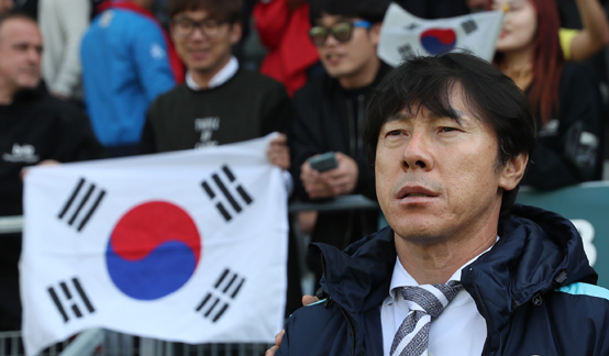 천신만고 끝에 러시아월드컵에 진출한 한국 축구국가대표팀은 독일·멕시코·스웨덴과 함께 ‘죽음의 F조’에 속했다. 상대적 약체이지만 그렇다고 실망하기는 이르다. 사진은 지난 10월 10일 스위스 빌/비엔 티쏘 아레나에서 열린 축구 국가대표팀 평가전 대한민국 대 모로코의 경기를 앞두고 애국가를 부르고 있는 신태용 감독. <저작권자(c) 연합뉴스, 무단 전재-재배포 금지>