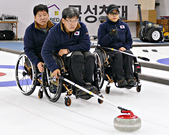 2018 평창 동계올림픽대회 및 동계패럴림픽대회의 컬링과 휠체어컬링 경기가 펼쳐질 강릉컬링센터에서 서순석 휠체어컬링 국가대표팀 주장이 스톤 투구를 준비하고 있다. (사진 = 2018 평창 동계올림픽대회조직위원회) 