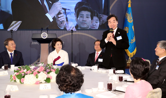 이낙연 국무총리가 2일 오후 청와대 영빈관에서 열린 신년인사회 ‘나라답게 정의롭게’에서 신년 인사를 하고 있다. (사진=저작권자(c) 연합뉴스, 무단 전재-재배포 금지)