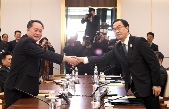 우리측 수석대표인 조명균 통일부 장관과 북측 수석대표인 리선권 조국평화통일위원회 위원장이 9일 판문점 남측지역 평화의집에서 열린 남북고위급 회담에서 악수하고 있다. (사진=통일부)