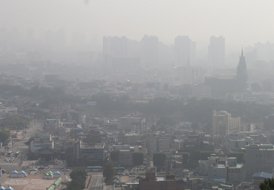 경기도 수원시 화성 서장대에서 바라본 수원 시내가 안개와 미세먼지로 뿌옇다. (사진=저작권자(c) 연합뉴스, 무단 전재-재배포 금지)