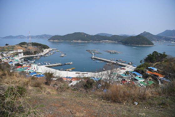 곤리도에서 본 미륵도(산양읍)와 당포항.