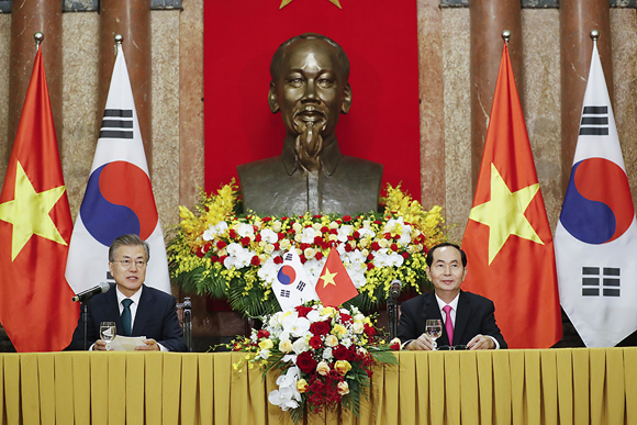 문재인 대통령과 쩐 다이 꽝 베트남 국가주석이 지난달 23일 오전(현지시간) 하노이 주석궁 회담장에서 공동기자회견을 하고있다. (사진=청와대)