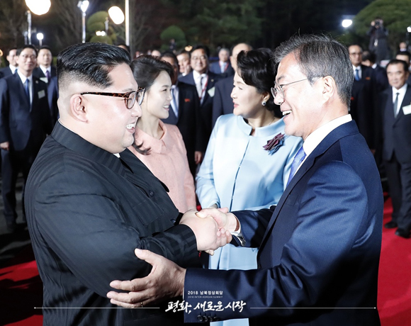 문재인 대통령이 27일 오후 판문점 평화의 집 앞에서 에서 열린 환송 공연이 끝난 뒤 떠나는 김정은 국무위원장과 악수하고 있다. 