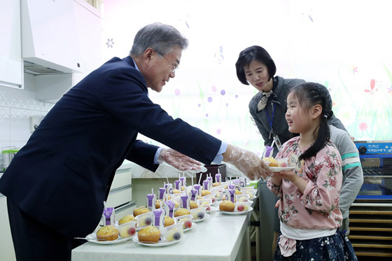 문재인 대통령이 4월4일 서울 성동구 경동초등학교를 방문해 어린이들과 시간을 보내고 있는 모습. (사진 = 청와대)