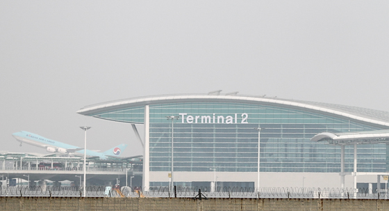  인천국제공항 제2여객터미널이 개항된 18일 오전 인천국제공항 제2여객터미널에서 대한항공 항공기가 이륙하고 있다.