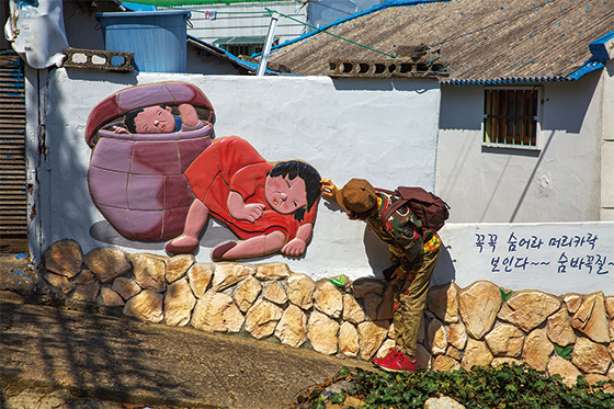 해돋이마을의 테마 담장. 영도구 도시재생추진단은 벽에 벽화나 시를 쓰거나 타일을 붙여 골목길에 스토리를 입혔다(사진=부산 영도구청)