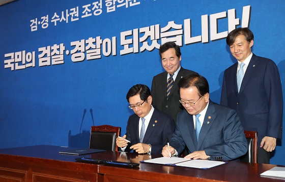 이낙연 국무총리와 조국 청와대 민정수석이 21일 서울 종로구 정부서울청사 별관에서 박상기 법무부 장관과 김부겸 행자부 장관의 검경 수사권 조정 합의문 서명식을 지켜보고 있다..(사진=저작권자(c) 연합뉴스, 무단 전재-재배포 금지)