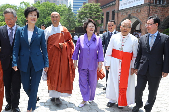 지난 달 21일 서울 명동성당 일원에서 '모두를 위한 경제 나눔, 또 하나의 섬김'이란 주제로 열린 '사회적경제와 함께 하는 2018 3대 종교 공동행사'에서 김영주 고용노동부 장관(왼쪽 두번째)과 염수정 추기경(왼쪽 다섯번째), 유영희 한국기독교교회협의회(NCCK) 회장(왼쪽에서 네번째), 일감 조계종 기획실장(왼쪽 세번째)이 체험부스로 향해 가고 있다. <저작권자(c) 연합뉴스, 무단 전재-재배포 금지> 