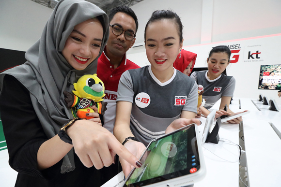 지난 15일 인도네시아 자카르타에 문을 연 한국 5G 체험관을 방문한 관람객들이 5G 서비스 설명을 듣고 있다. (사진=저작권자(c) KT, 무단 전재-재배포 금지)