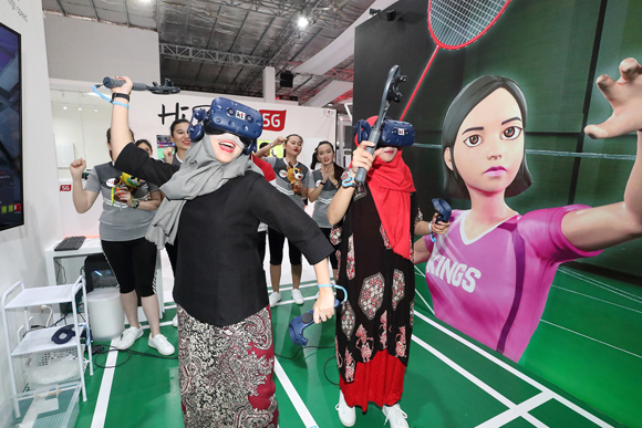 한국 5G 체험관을 방문한 인도네시아 관람객들이 VR 배드민턴 체험을 하고 있다. (사진=저작권자(c) KT, 무단 전재-재배포 금지)