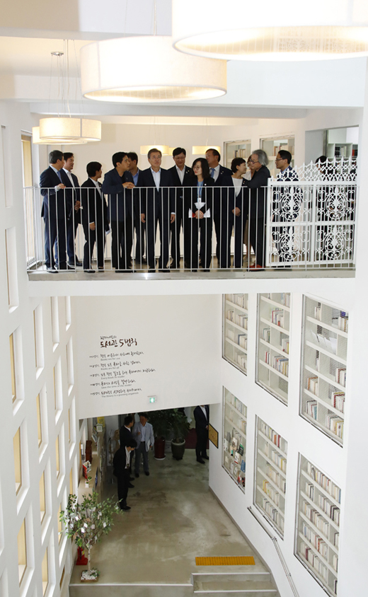 문재인 대통령이 4일 오후 서울 은평구 구산동 도서관마을을 방문, 도서관을 둘러보고 있다. (사진=저작권자(c) 연합뉴스, 무단 전재-재배포 금지)