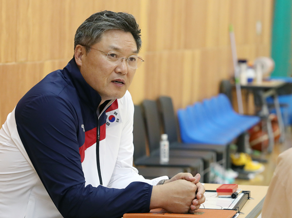 이문규 감독이 북한 선수들과 이별하는 때를 회상하며 눈시울이 붉어졌다.