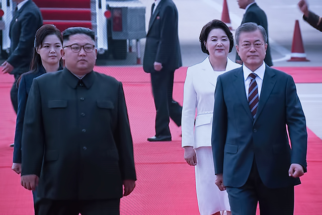 평양 순안공항에서 만난 두 정상이 회담장으로 이동하고 있다.