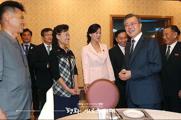 문재인 대통령이 19일 ‘대동강 수산물 식당’을 찾아 김정은 위원장 부부와 만찬을 하기에 앞서 식당을 찾은 평양시민들과 인사를 나누고 있다. ⓒ 평양사진공동취재단