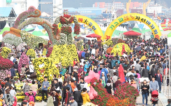 축제 현장을 찾은 시민들의 모습.(*이 사진은 기사 내용과 직접적인 관련이 없습니다./사진=저작권자(c) 연합뉴스, 무단 전재-재배포 금지)