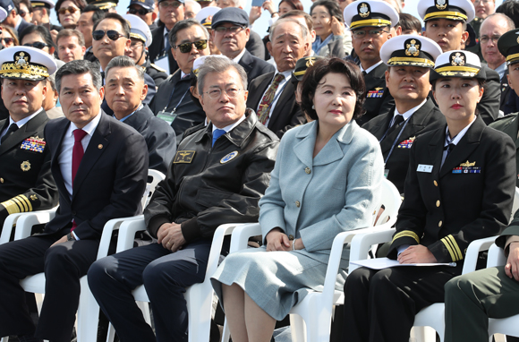 문재인 대통령과 부인 김정숙 여사가 11일 오후 제주특별자치도 서귀포시 제주민군복합형 관광미항 앞바다에서 열린 2018 대한민국 해군 국제 관함식 참관을 위해 ‘좌승함(座乘艦)’인 상륙함 ‘일출봉함’에 마련된 행사장에 참석해 있다. (사진=저작권자(c) 연합뉴스, 무단 전재-재배포 금지)