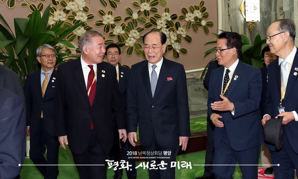 18일 오후 평양 중구역 만수대의사당에서 김영남 최고인민회의 상임위원장이 평양남북정상회담 특별수행원과 함께 면담장으로 이동하고 있다. ⓒ 평양사진공동취재단 