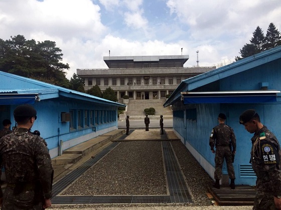 공동경비구역(JSA)에서 우리 군과 북측 경비병들이 군사분계선 턱 하나를 두고 서로를 바라보고 있다.